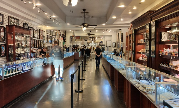 Why Is It Better to Use a Same-Day Jewelry Pawn Instead of Selling Outright?